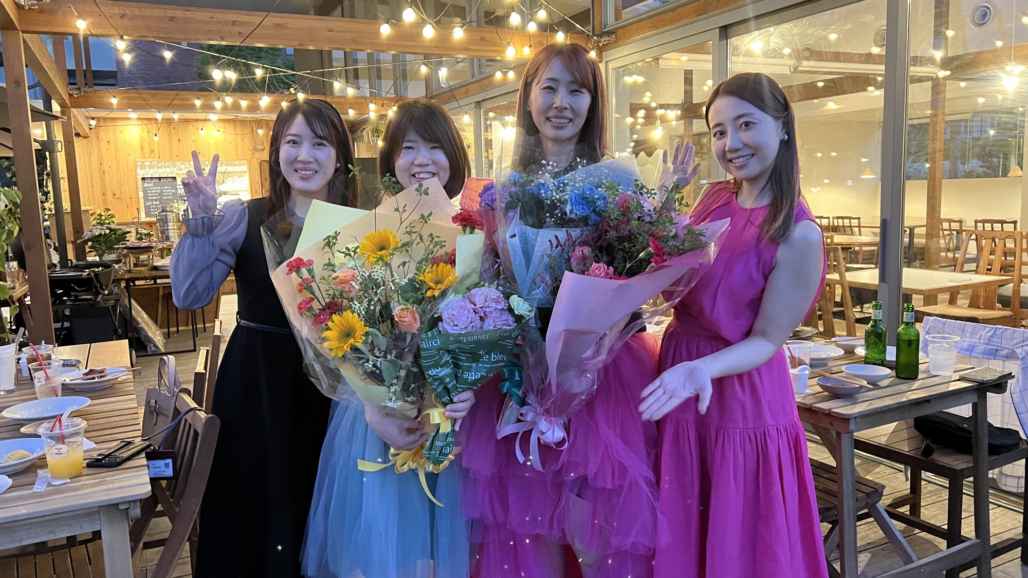 花束を手に出版を祝う著者たち