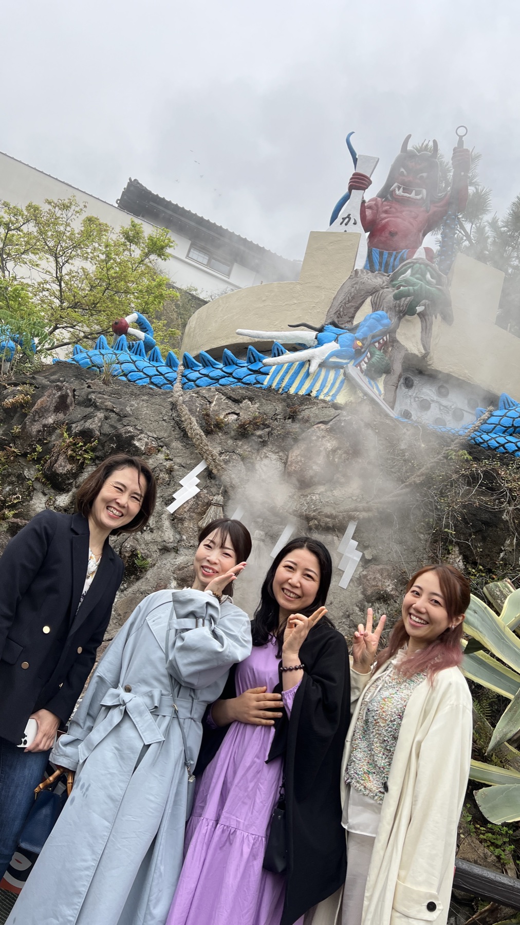 旅先で笑顔を見せるトキツカゼ出版の著者仲間