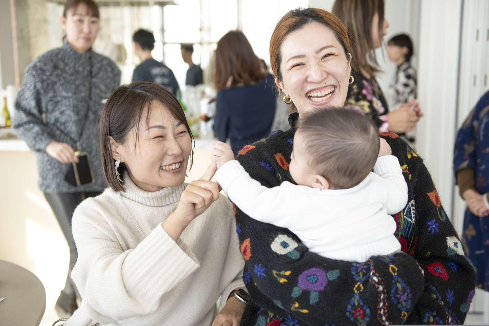 著者会で自然な笑顔を見せる参加者