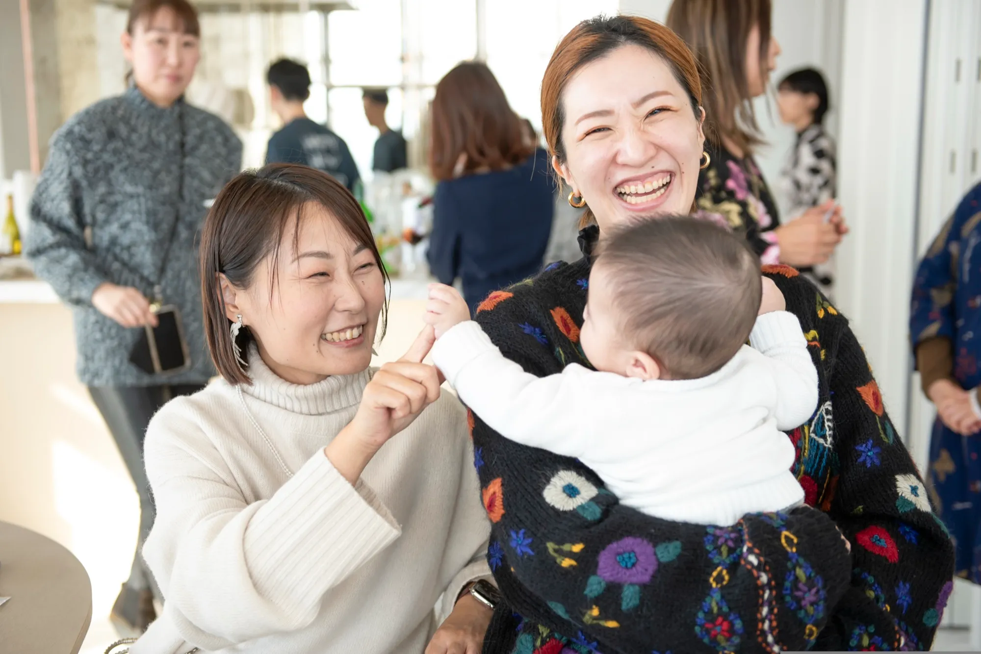 著者会で自然な笑顔を見せる参加者