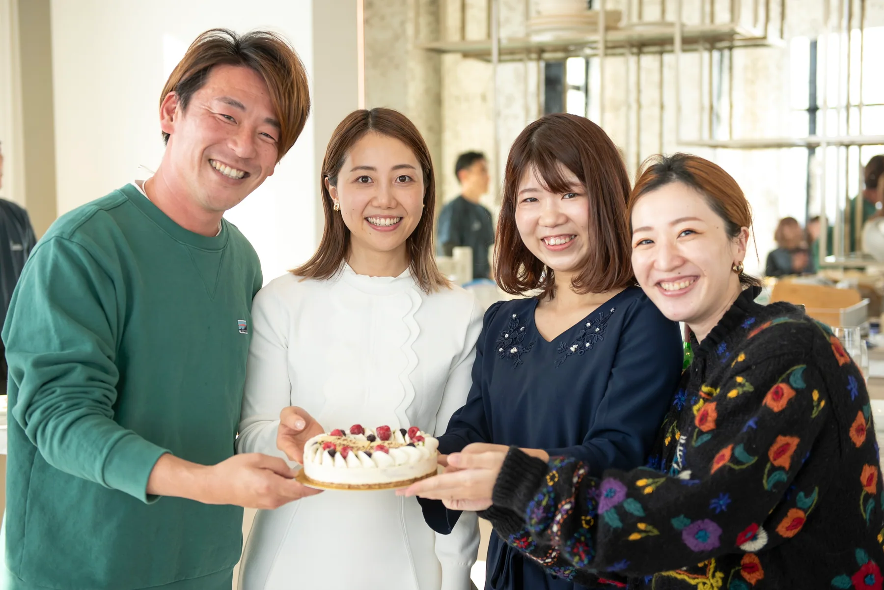 トキツカゼ出版のイベントで、ケーキを囲んで笑い合う著者と仲間たち