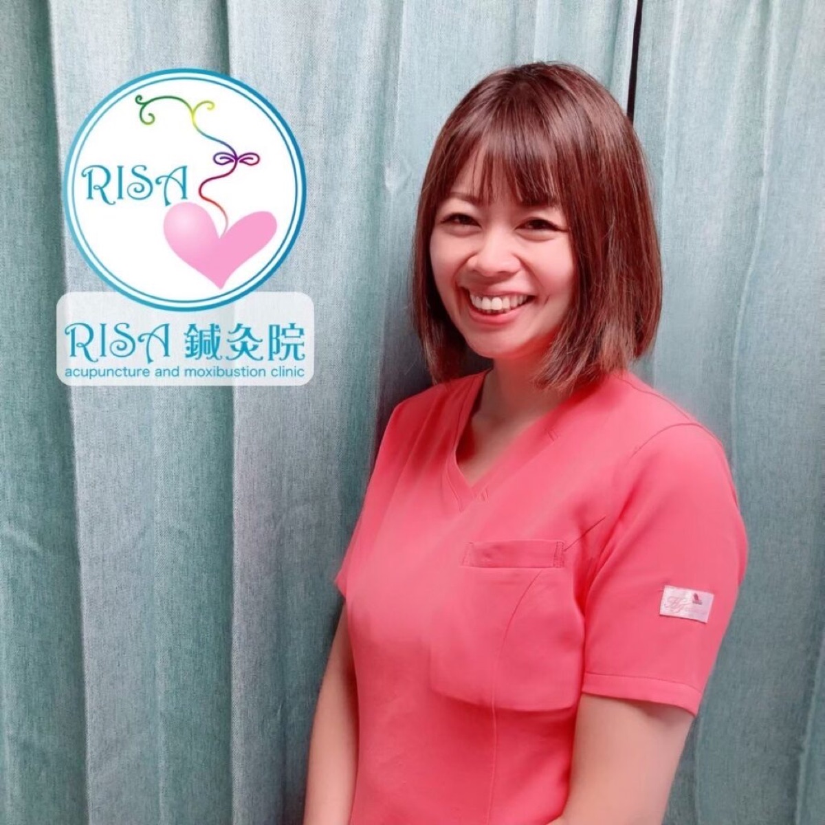鍼灸院で笑顔を見せる女性著者