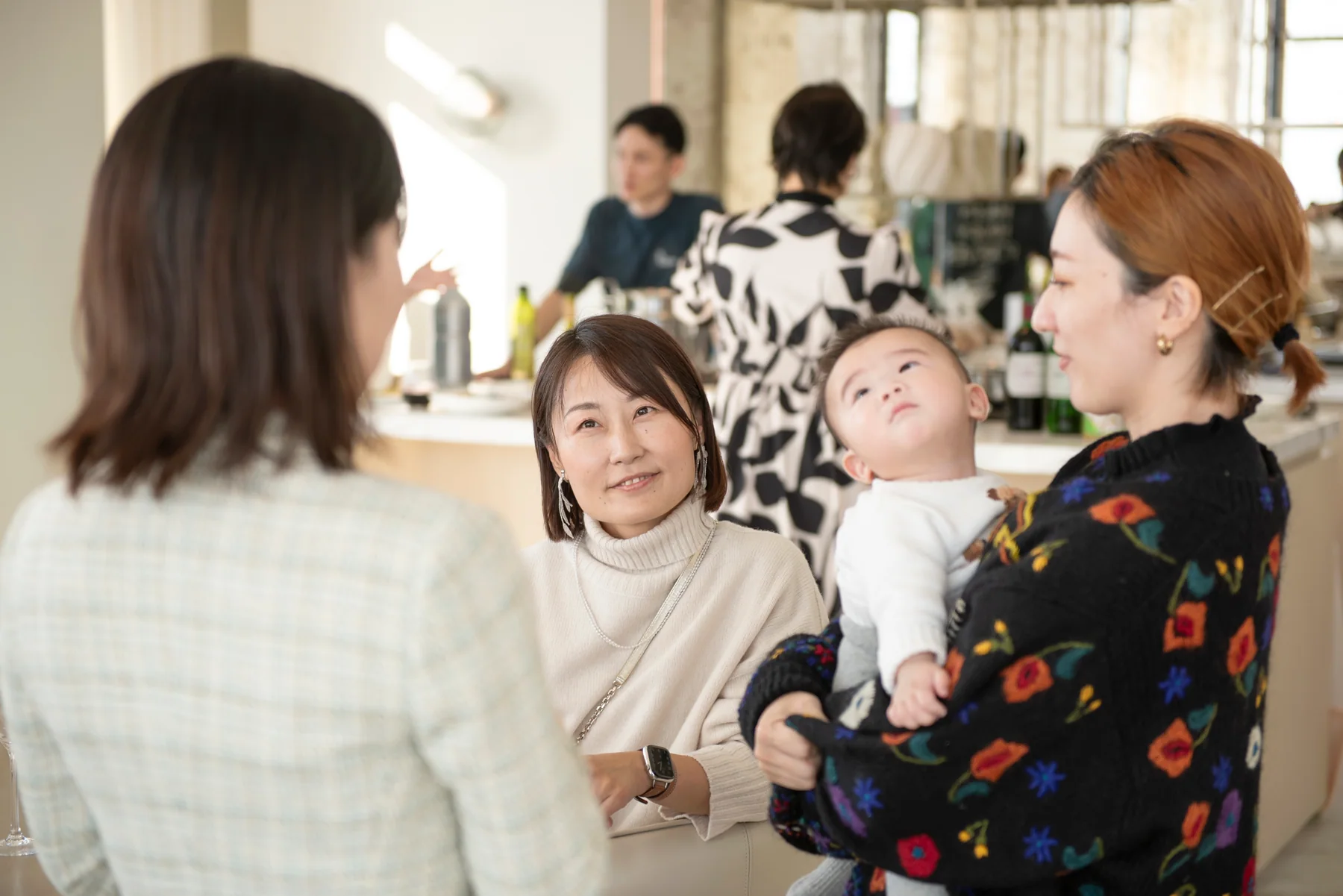 トキツカゼ出版のイベントで、赤ちゃんを囲んで笑顔で語り合う参加者